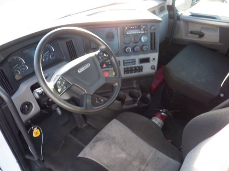 2022-freightliner-cascadia-126-image-11