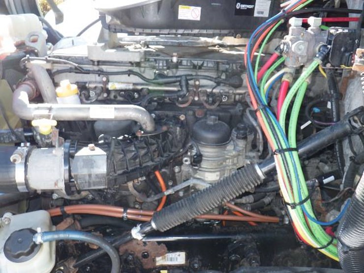 2018-freightliner-cascadia-126-image-12