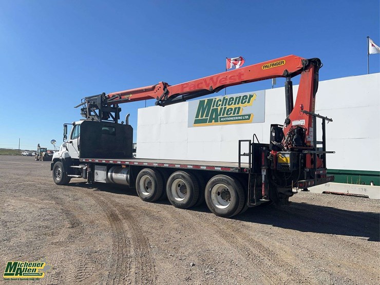 2017-freightliner-114sd-image-3