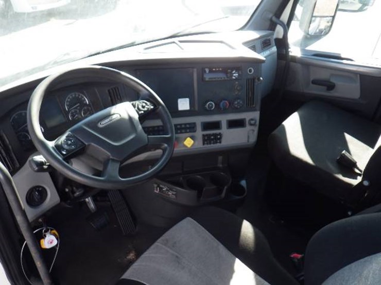 2018-freightliner-cascadia-126-image-10