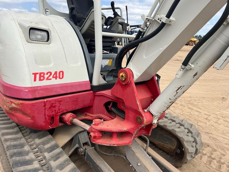 2018-takeuchi-tb240-image-12