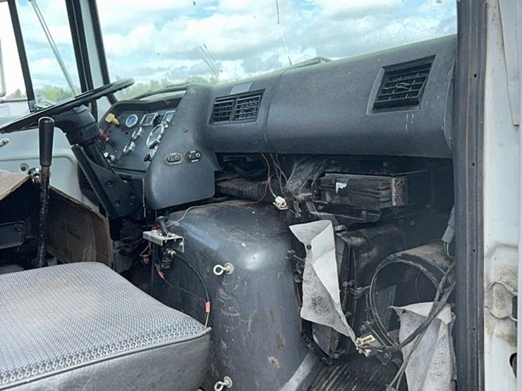 1995-ford-l9000-image-19
