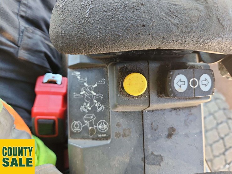 2015-caterpillar-14m-image-16