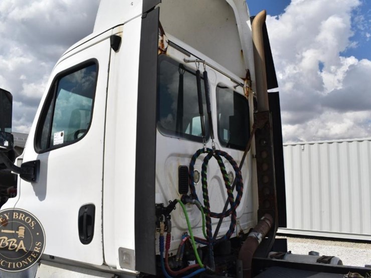 2015-freightliner-cascadia-125-image-32