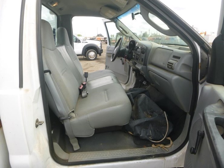 2005-ford-f550-image-17