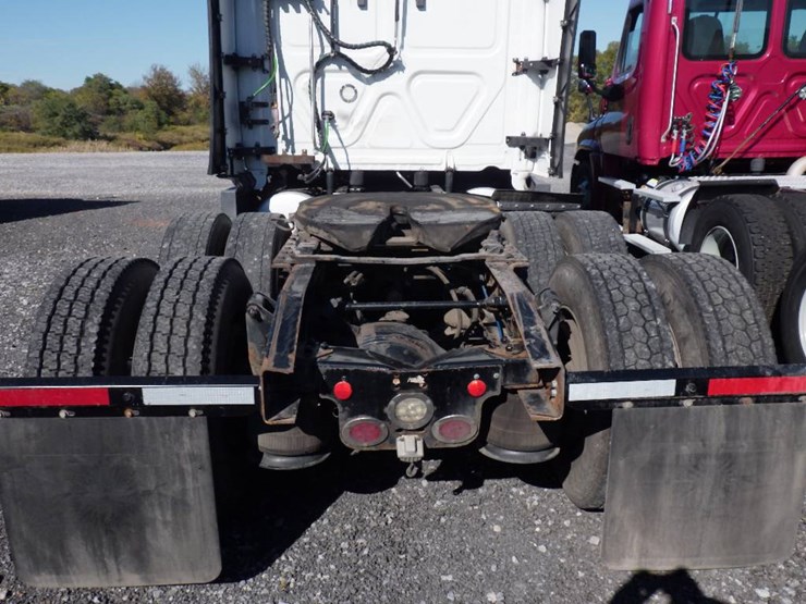 2018-freightliner-cascadia-126-image-7