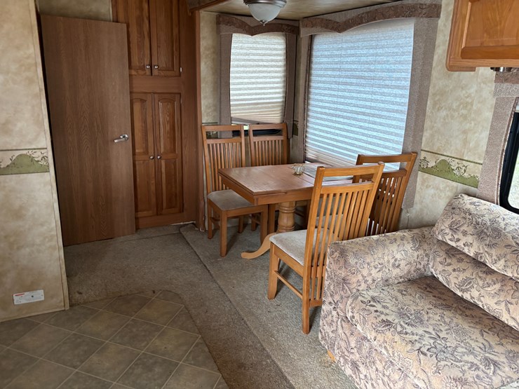 #200-•-heartland-big-country-camper-image-2