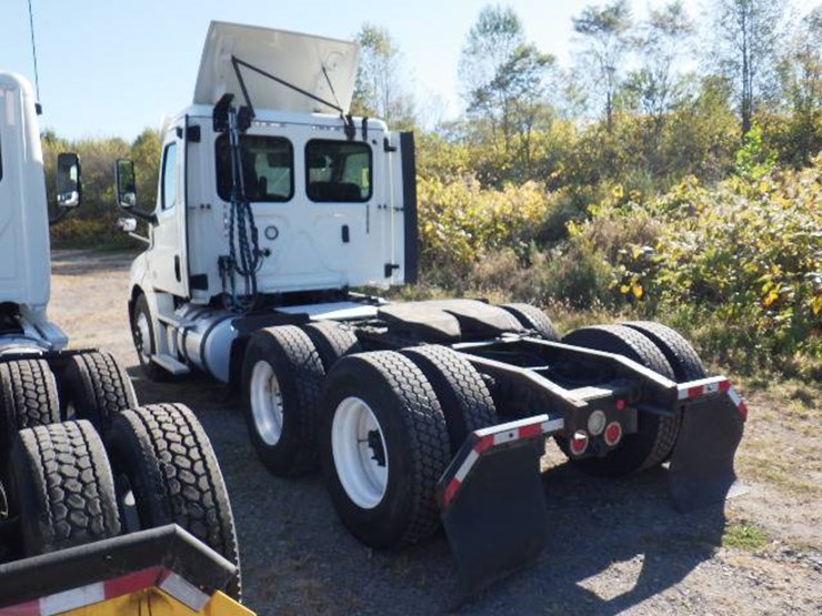2018-freightliner-cascadia-126-image-8