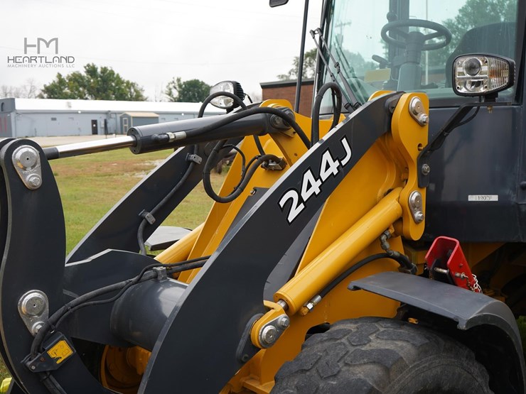 2010-deere-244j-image-7