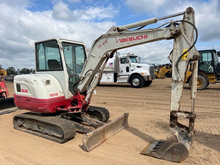 2020-takeuchi-tb240-image-6