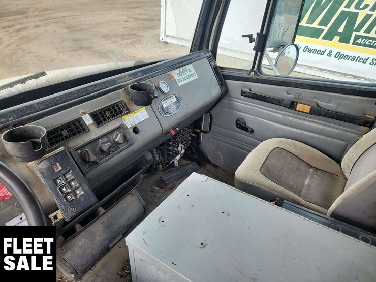 2001-freightliner-fl80-image-18