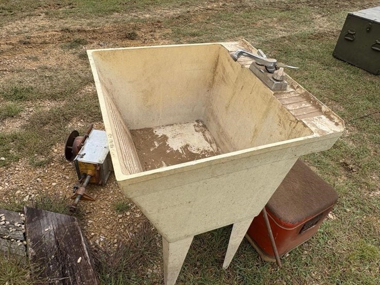 plastic-sink,-cooler,-lp-tank-heater-image-3