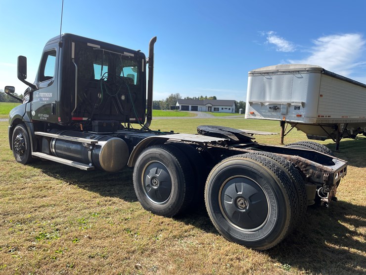 #1666-•-2019-freightliner-cascadia-semi-tractor-(title-in-delay)-image-6