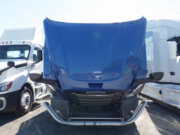 2021-freightliner-cascadia-126-image-16