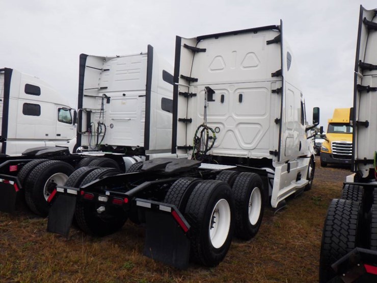 2021-freightliner-cascadia-126-image-4