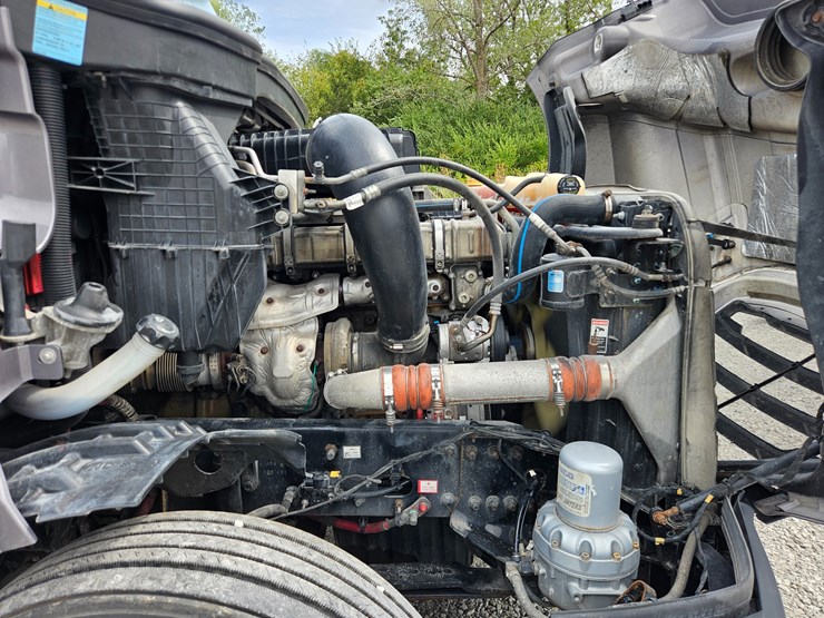 2019-freightliner-cascadia-126-image-43