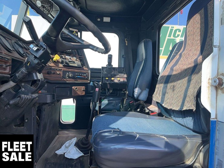 2002-freightliner-fld112-image-10