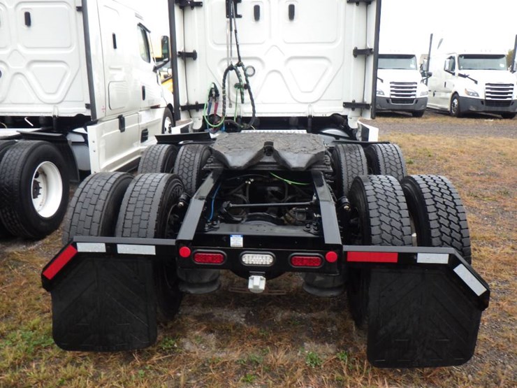 2021-freightliner-cascadia-126-image-6