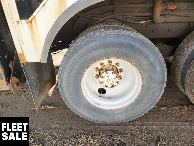 2001-freightliner-fl80-image-46