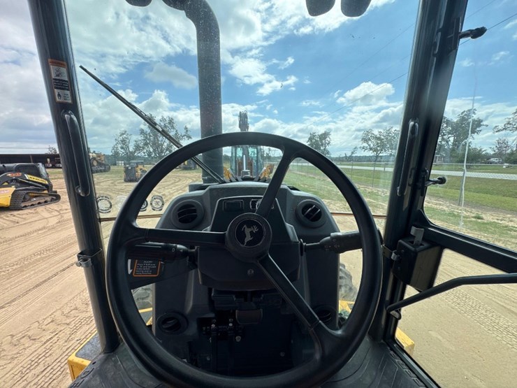 2018-deere-410l-image-23