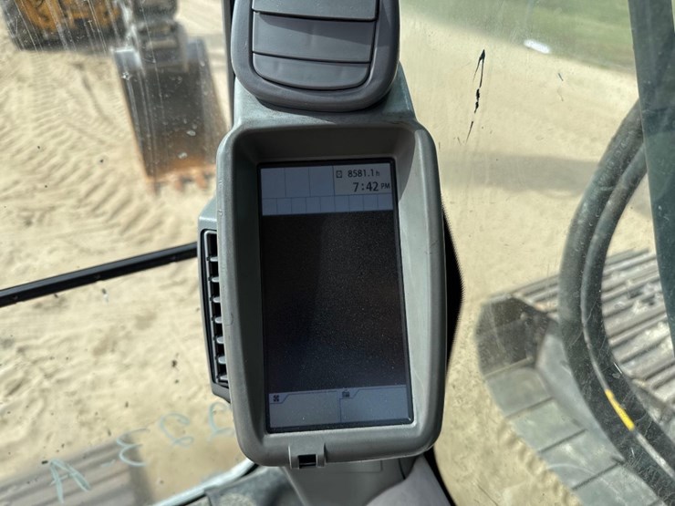 deere-245g-lc-image-33