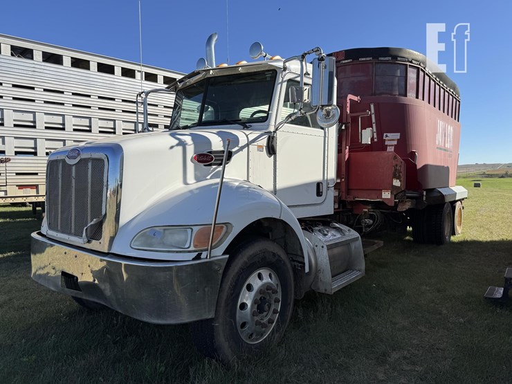 2005-peterbilt-335-image-2