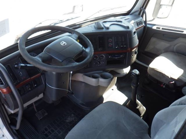 2009-volvo-vnl-630-image-9