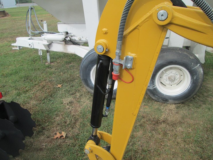2023-caterpillar-300.9d-image-21