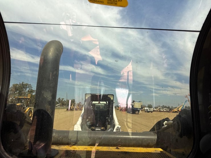 new-holland-c345-image-35