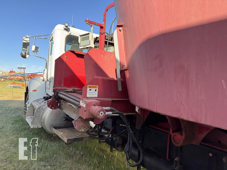 2005-peterbilt-335-image-14