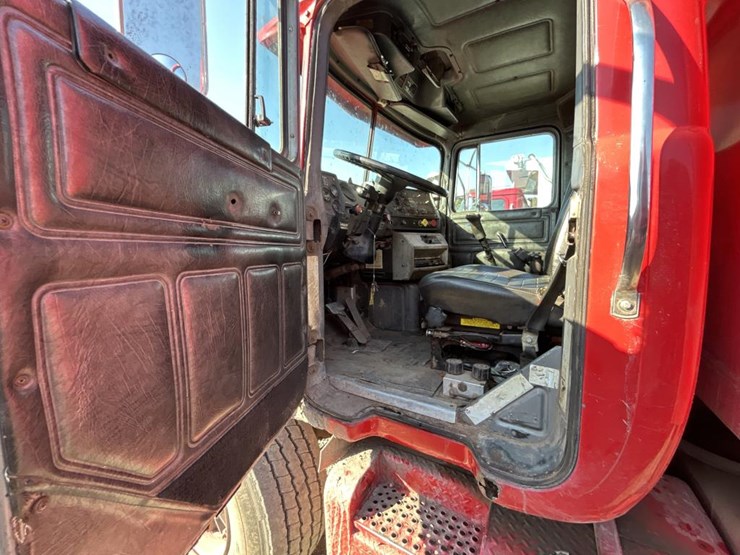 1993-mack-dm690s-image-55