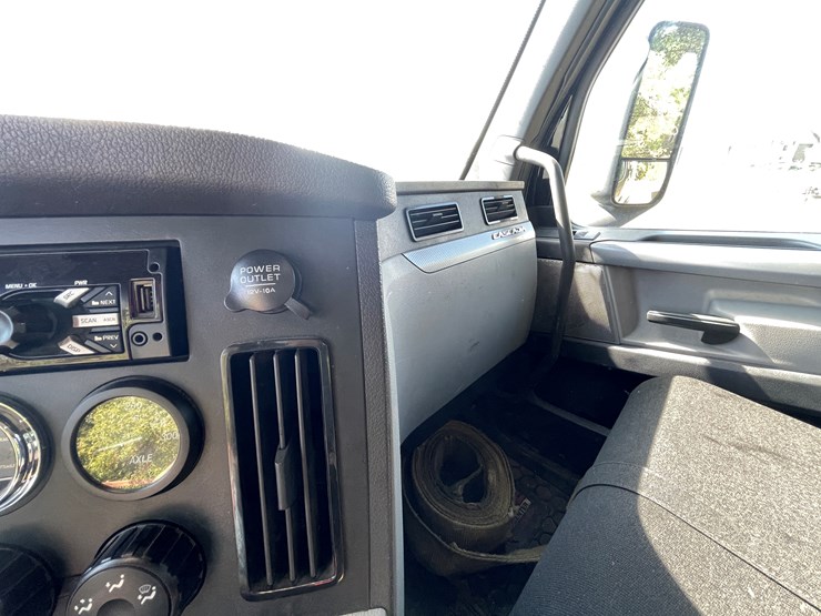 #1666-•-2019-freightliner-cascadia-semi-tractor-(title-in-delay)-image-32