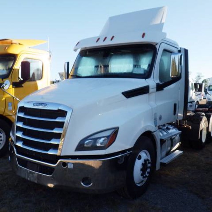 2020 FREIGHTLINER CASCADIA 126