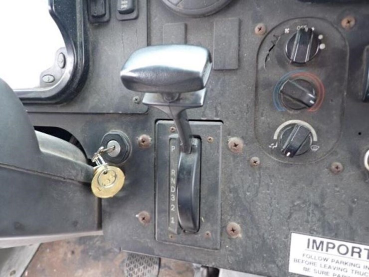 2015-freightliner-mt55-image-19