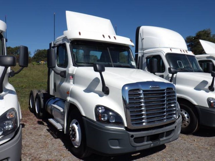2017-freightliner-cascadia-125-image-3