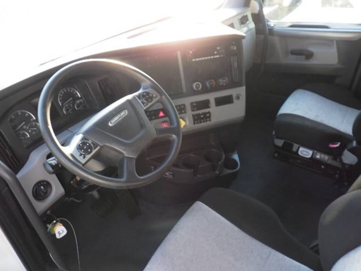2022-freightliner-cascadia-126-image-9