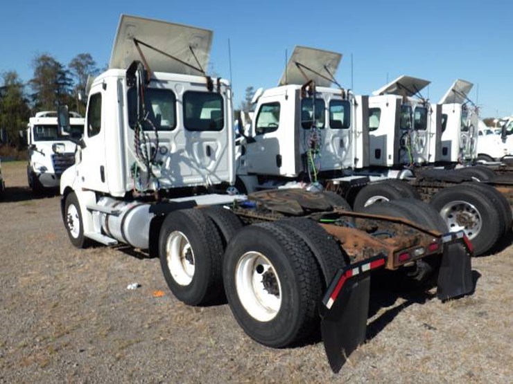 2018-freightliner-cascadia-126-image-8