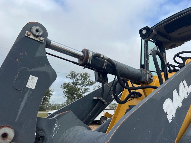 2018-deere-344l-image-11