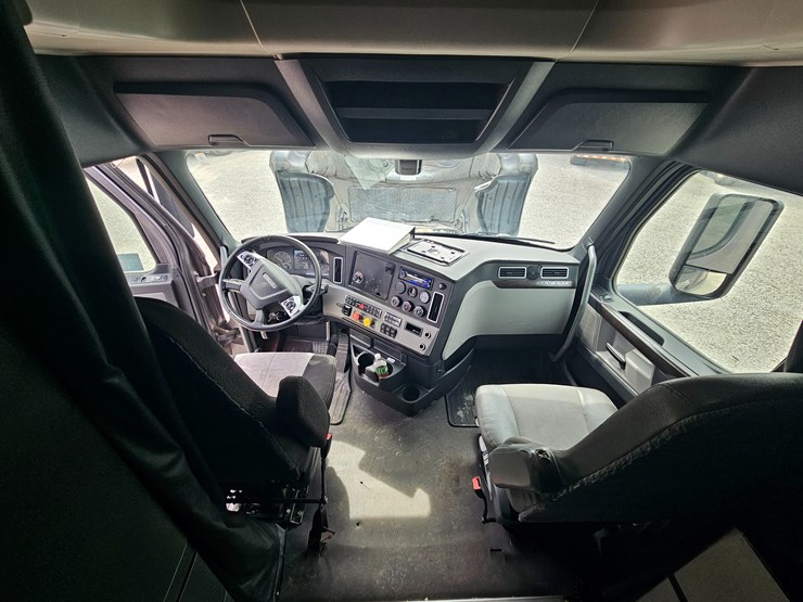 2019-freightliner-cascadia-126-image-79