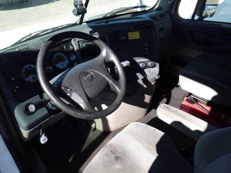 2017-freightliner-cascadia-125-image-9