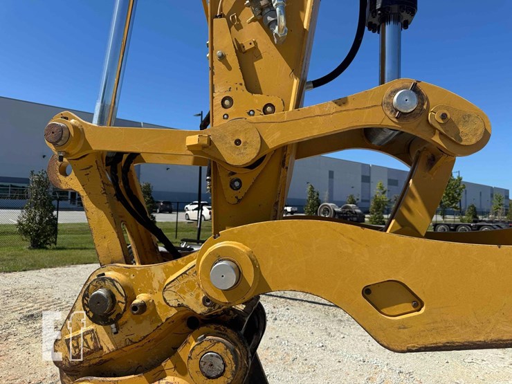 2019-caterpillar-320-image-21