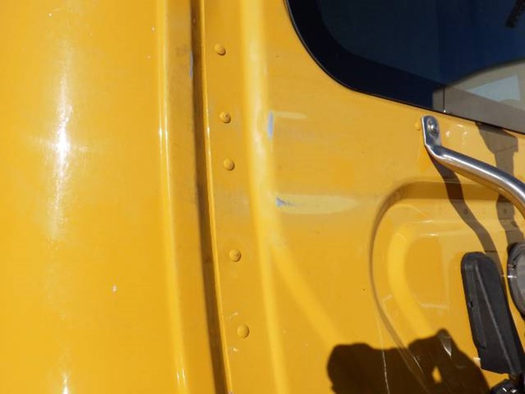 2019-freightliner-cascadia-126-image-10
