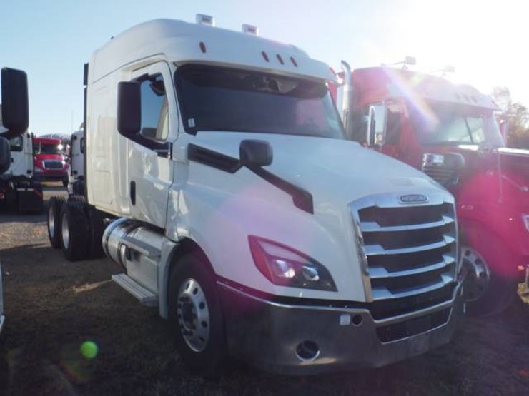2019-freightliner-cascadia-126-image-2