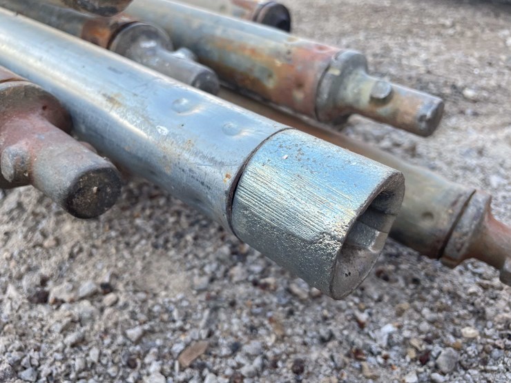 #1943-•-(18)-scaffold-tubes-with-end-fittings-image-4