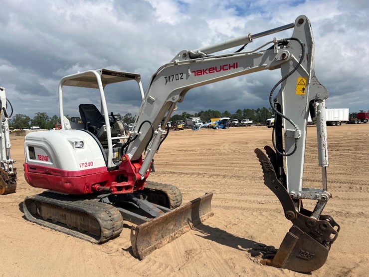 2018-takeuchi-tb240-image-6