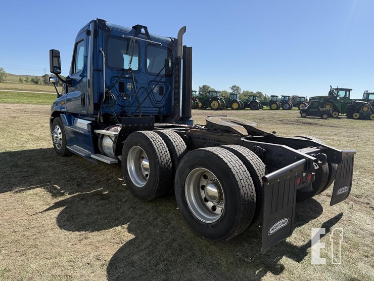 2015-freightliner-cascadia-125-evolution-image-5