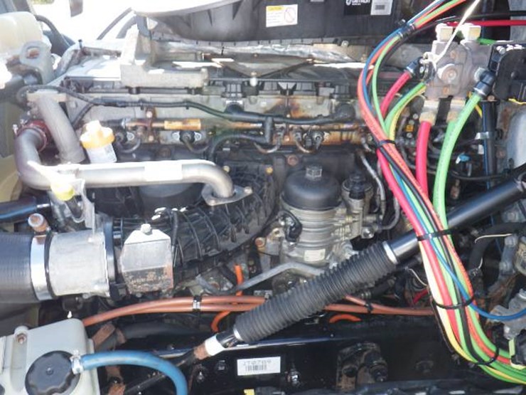 2018-freightliner-cascadia-126-image-13