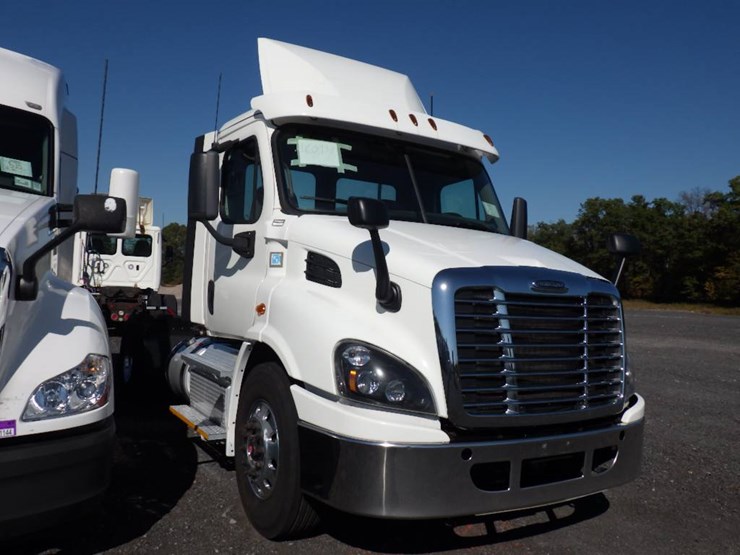 2017-freightliner-cascadia-113-image-2
