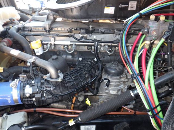 2022-freightliner-cascadia-126-image-13