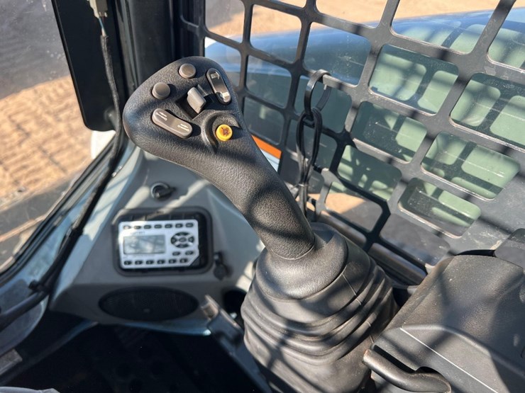 2023-bobcat-t770-image-29